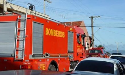 Bombeiros combatem incêndio em Santana da Boa Vista