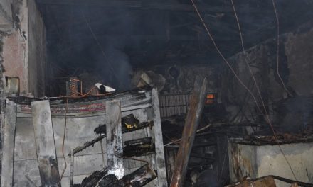 Bombeiros combatem incêndio em residência na Promorar