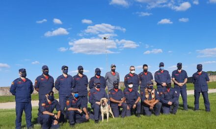 Corpo de Bombeiros recebe instrução para salvamento com cães