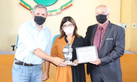 Professora recebe o título de Cidadã Caçapavana