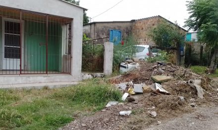 Moradores reclamam de lixo acumulado em frente à residência