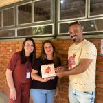 Projeto entrega cartilhas a escolas e instituições municipais