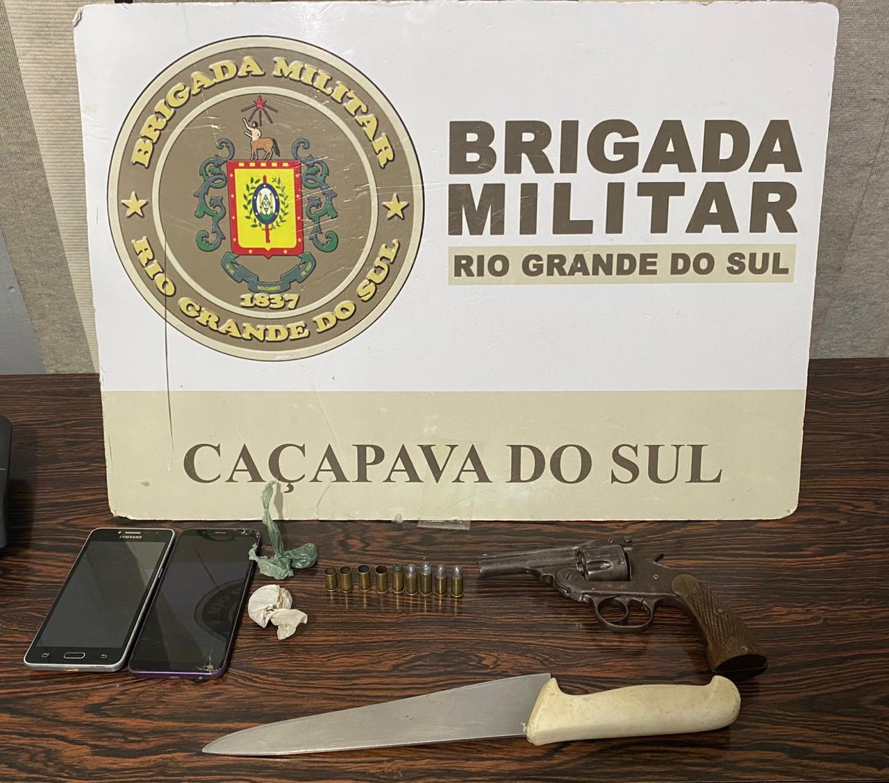Homens são presos por porte ilegal de arma
