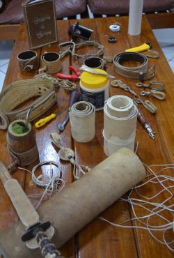 Estes são alguns dos produtos e ferramentas de trabalho de Emily e Guilherme, como bainhas, chaveiros, cintos e porta cuia.