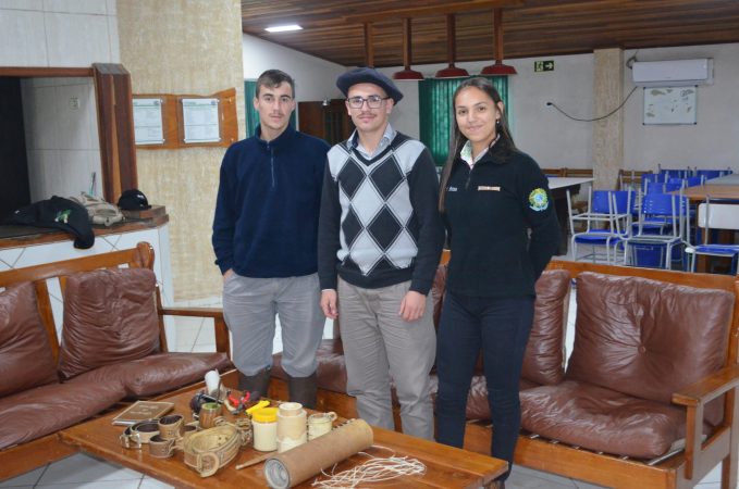 Os jovens guasqueiros Erick Delgado, Guilherme Jacobsen e Emily Batista falaram sobre a arte de trabalhar com o couro cru