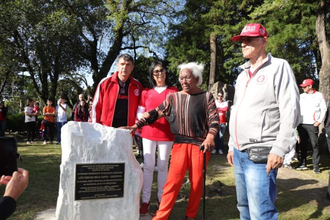 PLACA DE BRONZE NA PRAÇA HOMENAGEIA CAÇAPAVA_crédito Fred Colorado Divulgação PLACA DE BRONZE NA PRAÇA HOMENAGEIA CAÇAPAVA_crédito Fred Colorado Divulgação